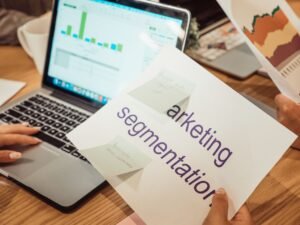 Web sitesi verilerinin kontrollü ölçümünü anlatan çalışma masası görseli
