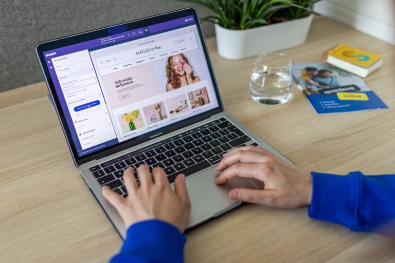 Farklı kullanıcılar için erişilebilir web sitesi tasarımını anlatan rehber görseli
